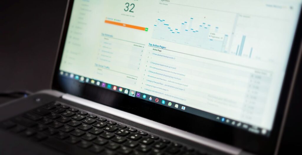 Laptop exibindo um painel de análise de dados do site