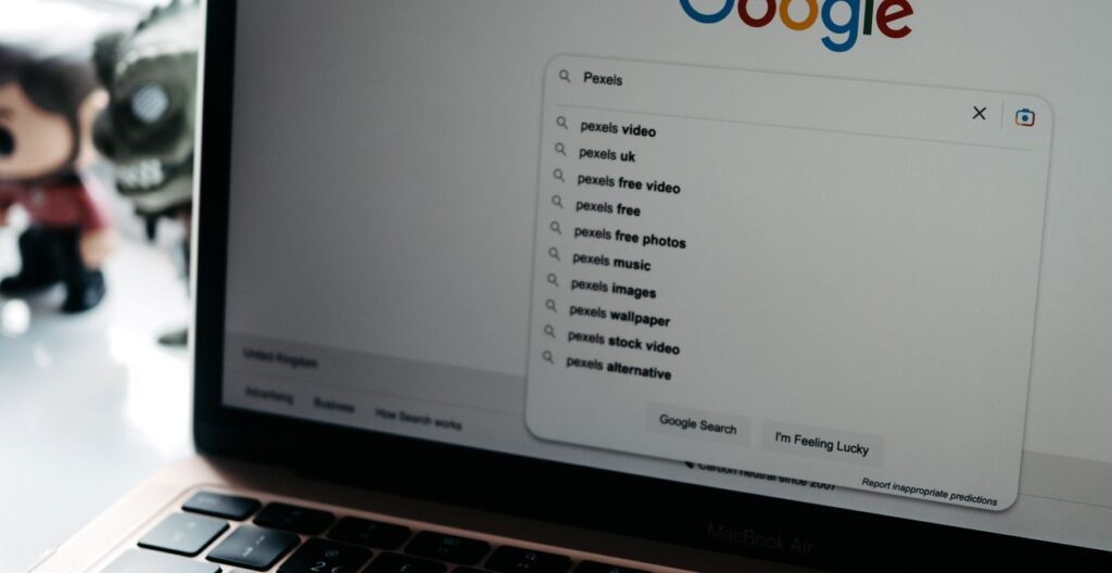 Laptop mostrando a página de busca do Google com buscas relacionadas