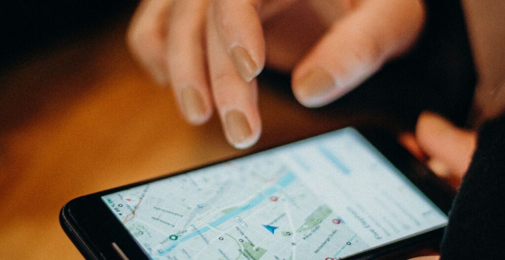 Mulher usando um smartphone que exibe um mapa