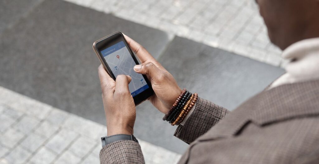 Profissional usando o smartphone para abrir um aplicativo